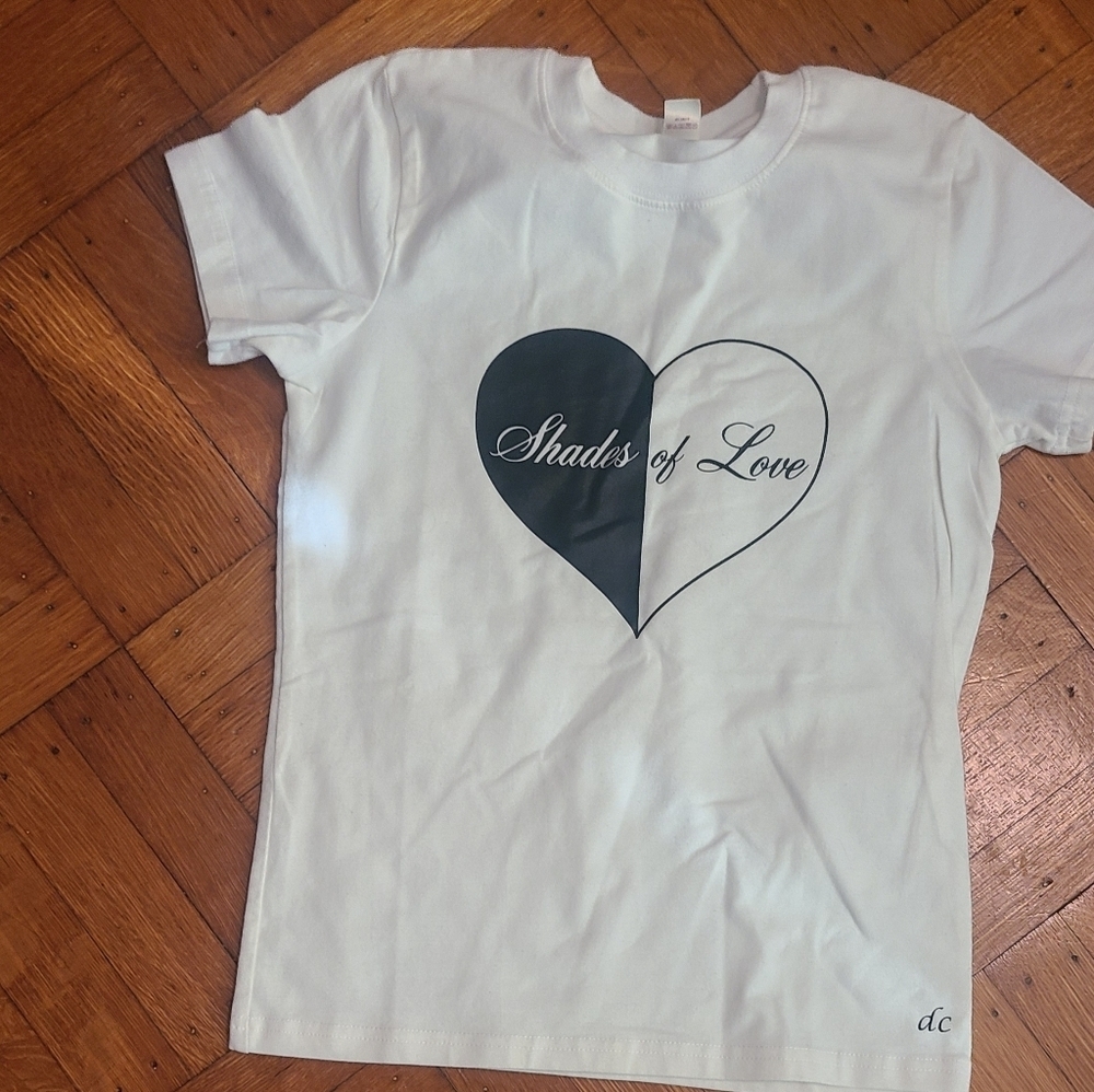 WHITE T SHIRT SHADES OF LOVE LOGO MED